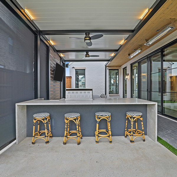 White and gray bronze csutom louvered pergola in Texas - Model R-Blade by Azenco