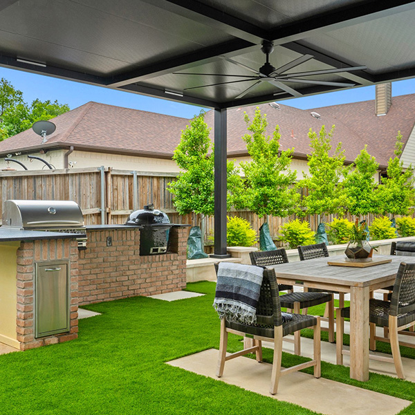 covered outdoor kitchen and modern insulated roof pergola in a texan backyard - Azenco Outdoor